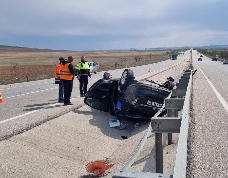 Takla atan otomobildeki karı koca yaralandı

