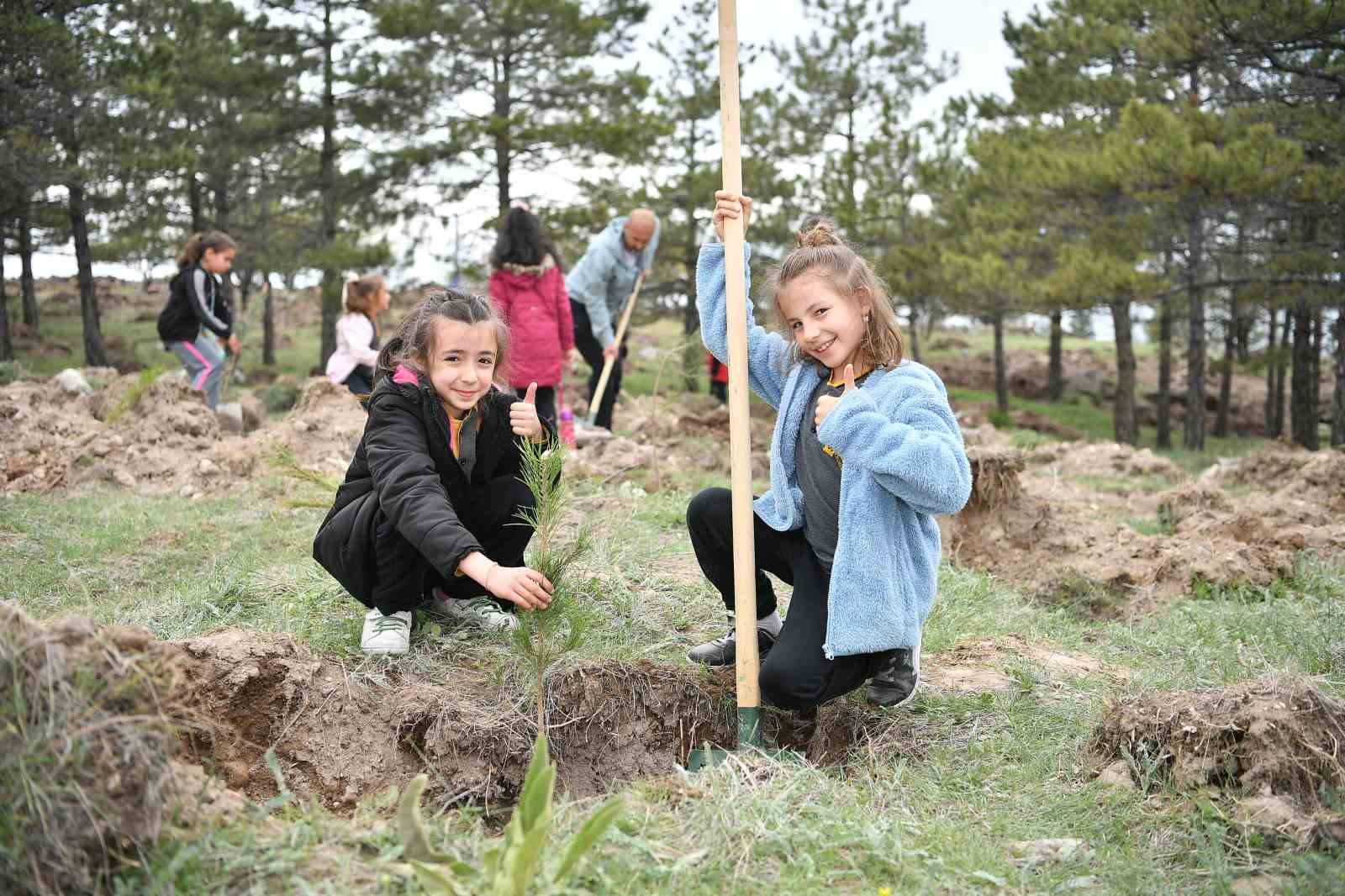 3 bin fidanı toprakla buluşturan büyükşehirden ‘Gesi Ağaçlandırma Şenliği’
