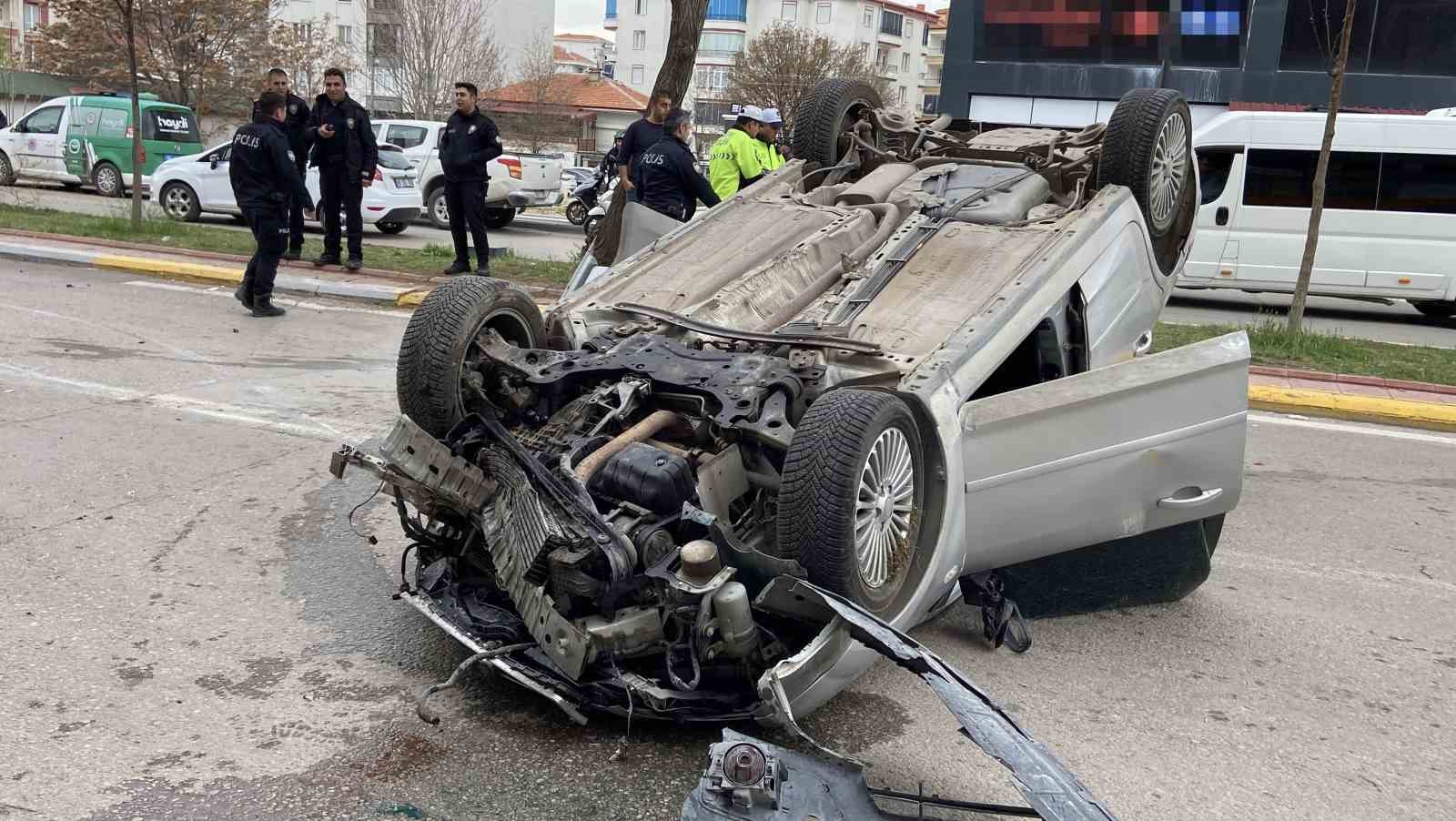 Takla atıp hurdaya dönen otomobilden burnu bile kanamadan kurtuldu
