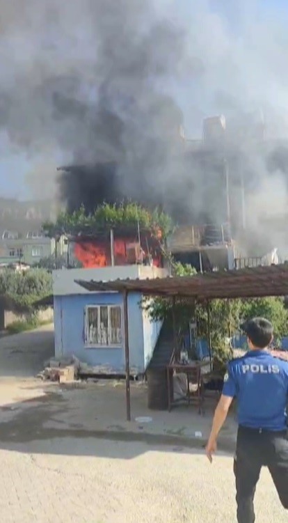 Alevlere teslim olan evdeki 4 kişi dumandan etkilendi
