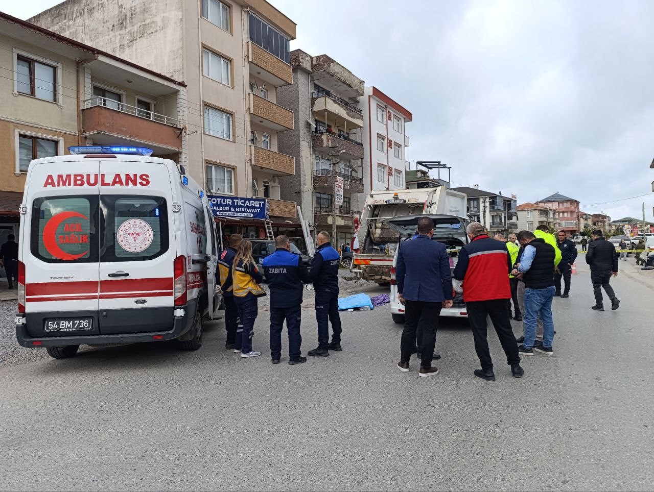 Karasu Belediyesi’ne ait çöp kamyonu 70 yaşındaki adamı ezdi