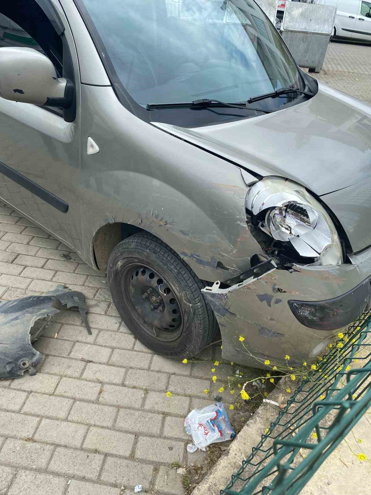 Antalya’da motosiklet ile hafif ticari araç çarpıştı: Kaza anı kamerada
