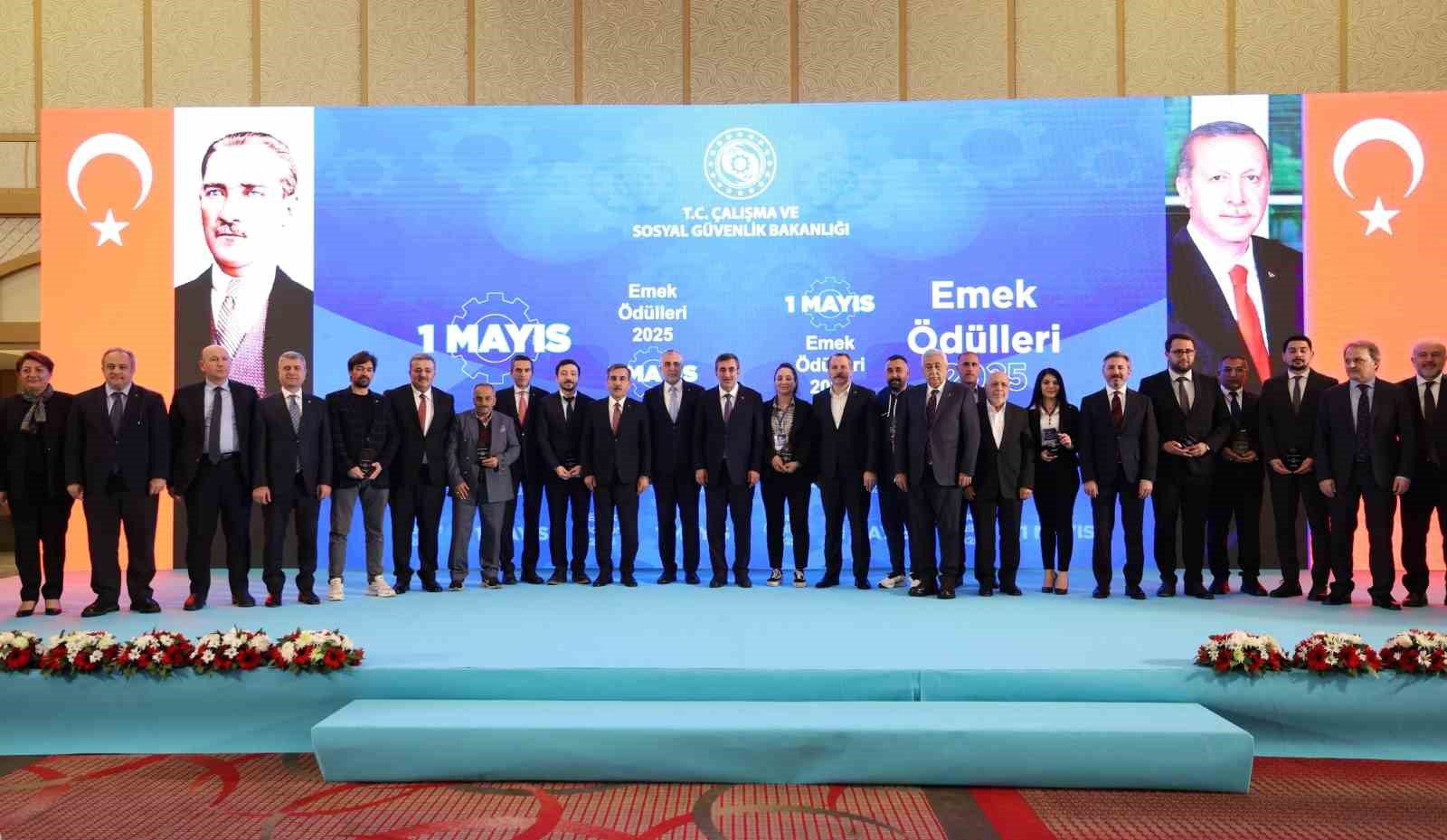 Bakan Işıkhan: &quot;Hayata geçirmiş olduğumuz her politikanın arkasında geleceğimizi aydınlatan işçilerimiz var&quot;