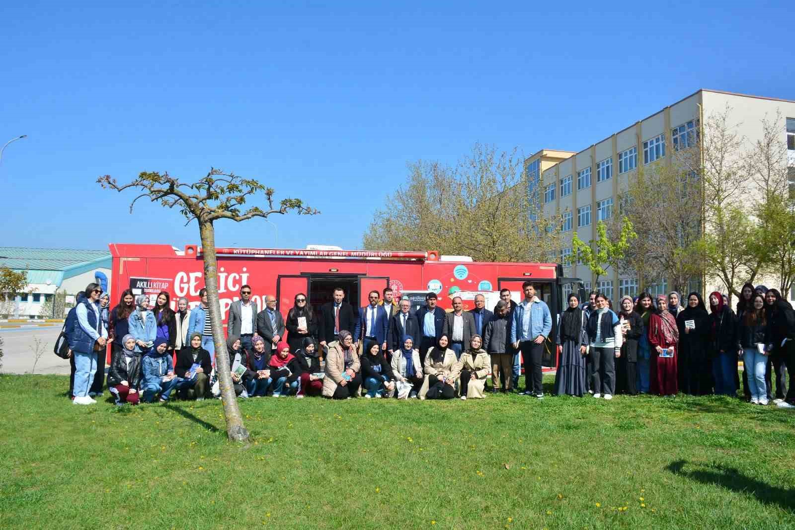 Akademisyenler ve öğrenciler kitap okudular