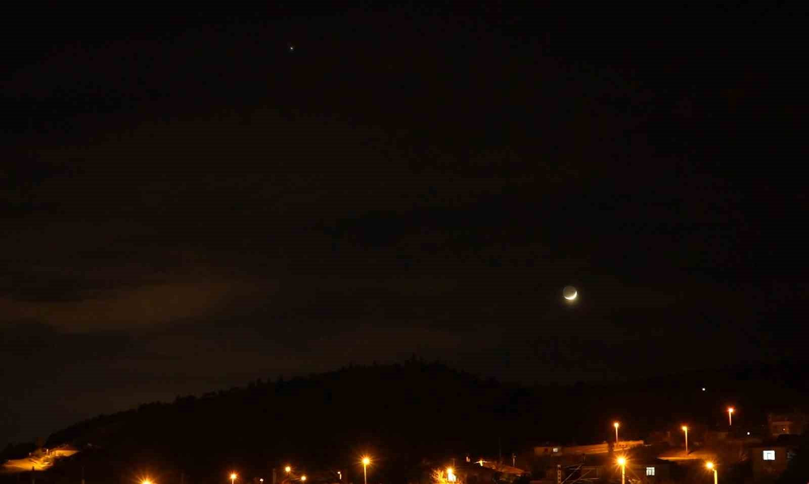 Kırıkkale semalarında hilal şeklindeki Ay ile Venüs birlikte görüntülendi