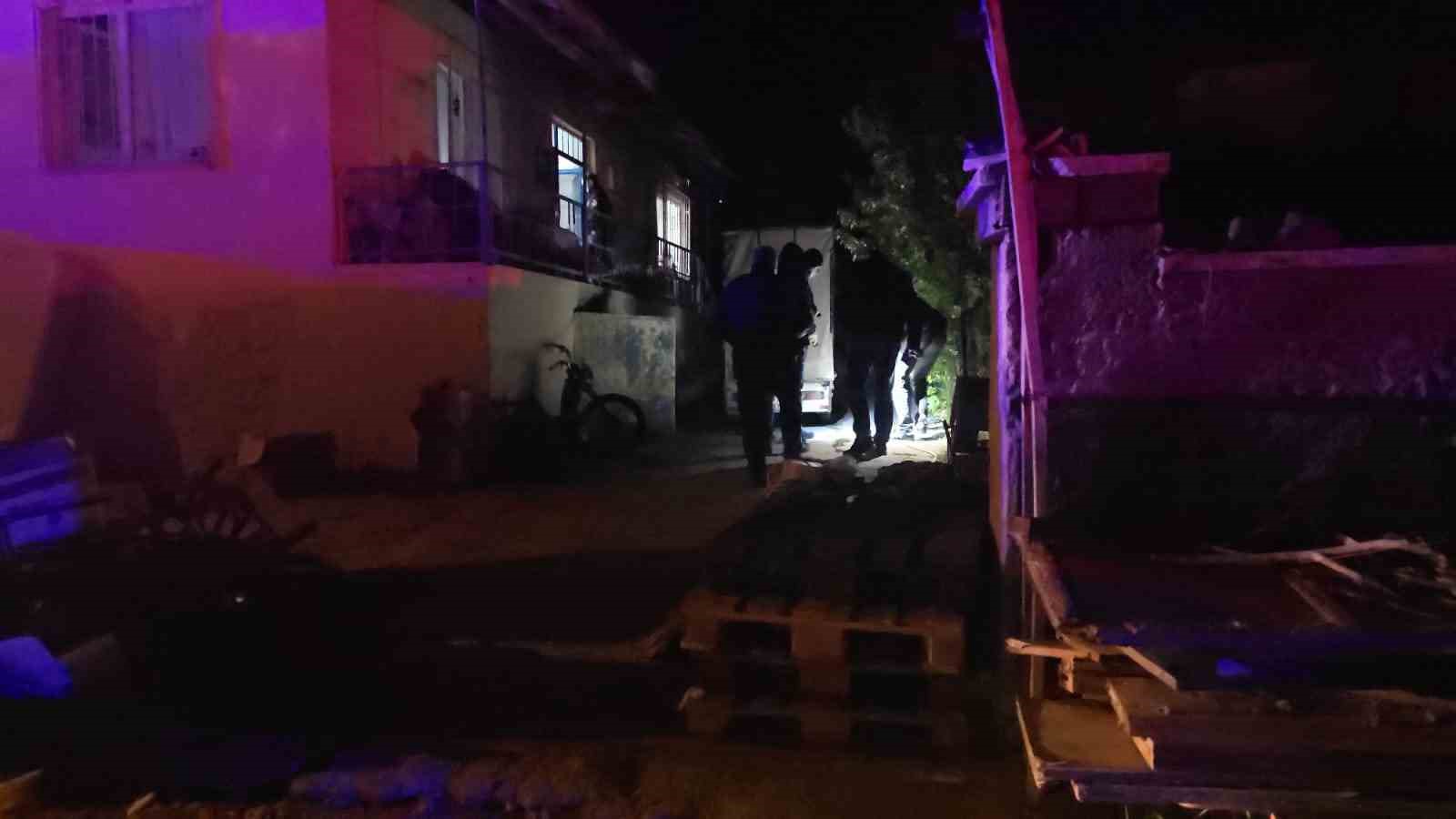 Evinin önünde tabancayla vurulan şahıs yaralandı
