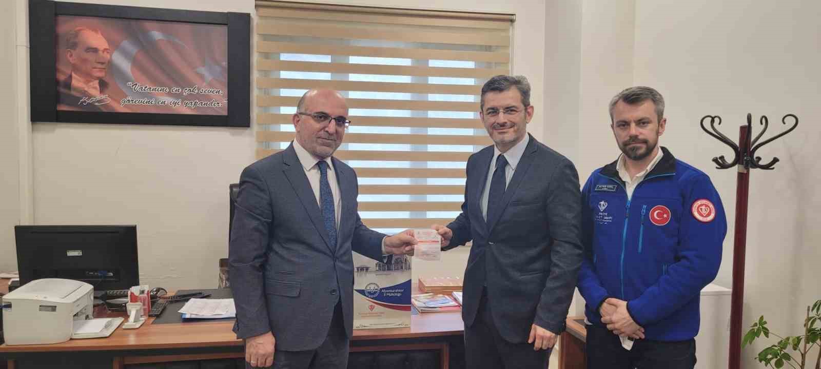 Müftü İmamoğlu kurban vekaleti tesliminde bulundu