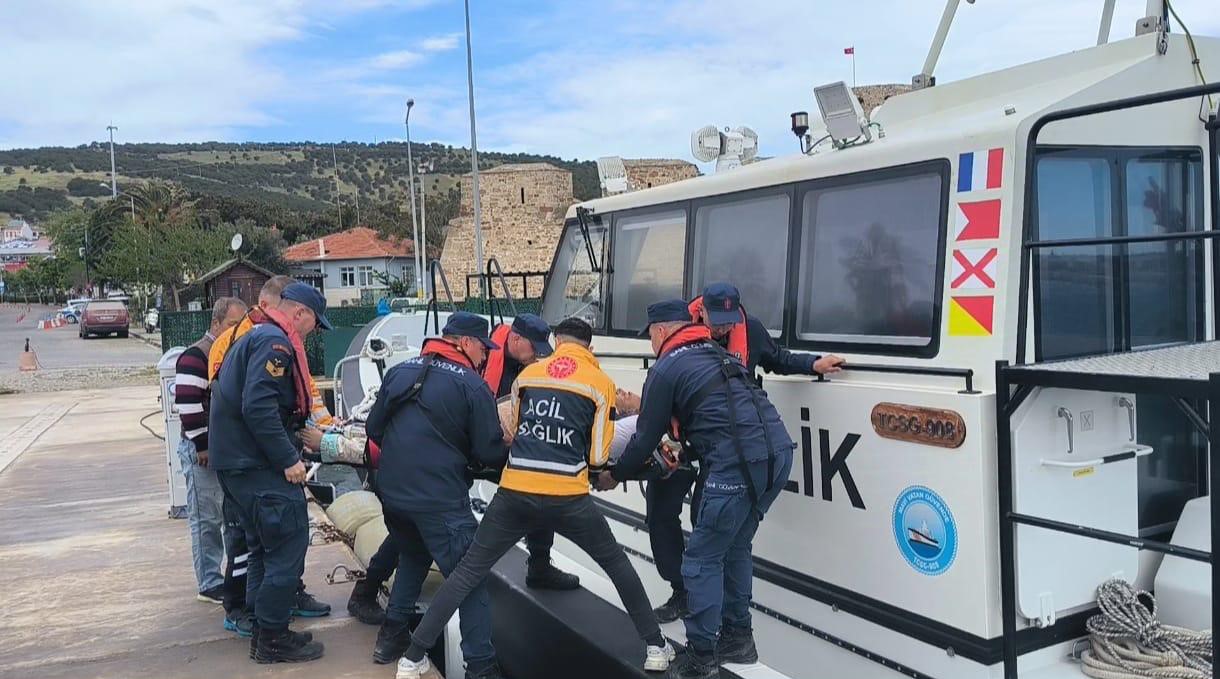 Bozcaada’da solunum yetmezliği çeken hastanın tıbbi tahliyesi Sahil Güvenlik ekiplerince gerçekleştirildi