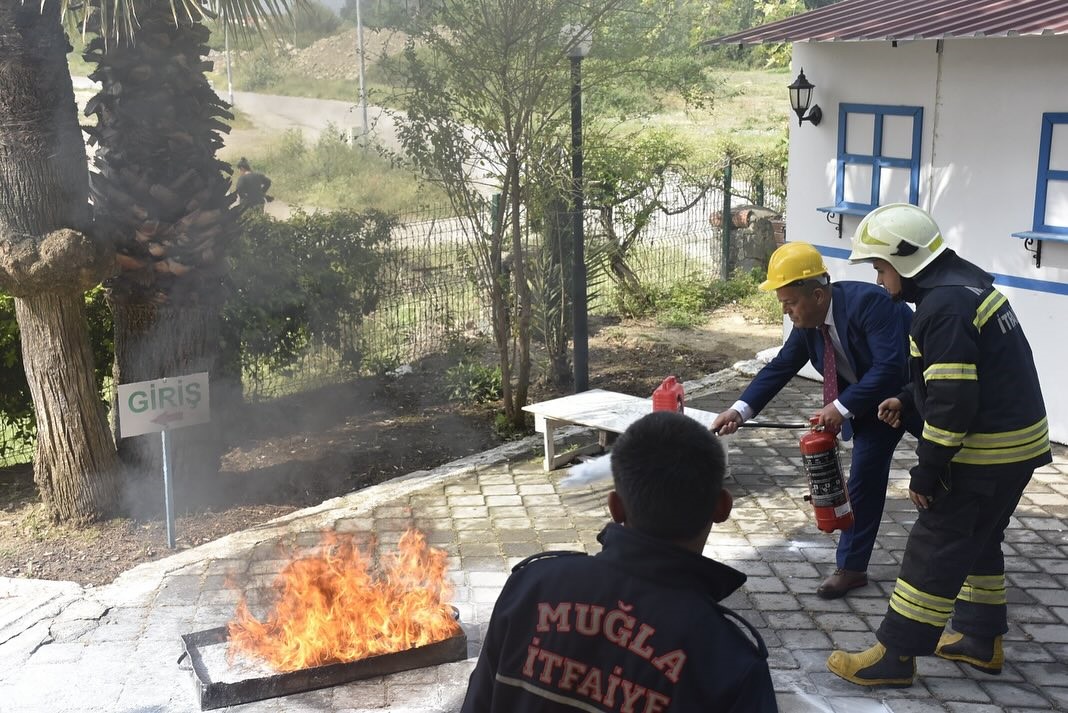 K&ouml;yceğiz&rsquo;de Y&uuml;ksekokul personeline yangın eğitimi verildi
