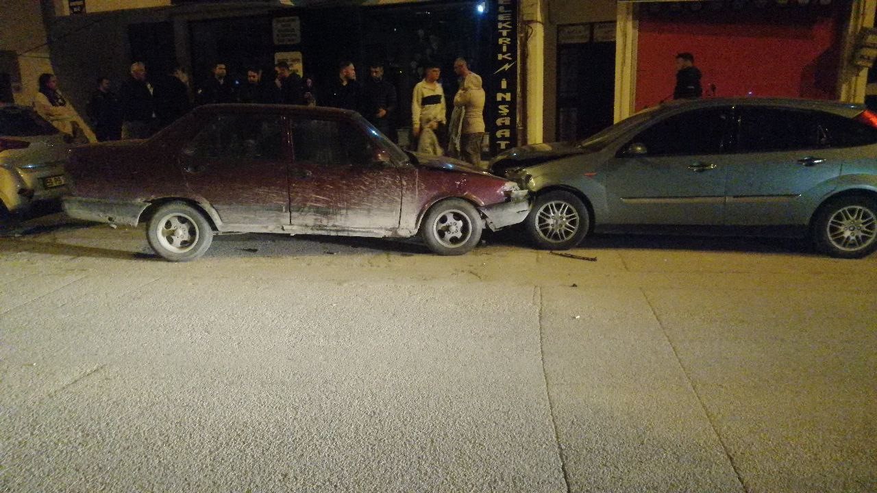 Yalvaç’ta Fiat Tofaş park halindeki 2 araca çarptı