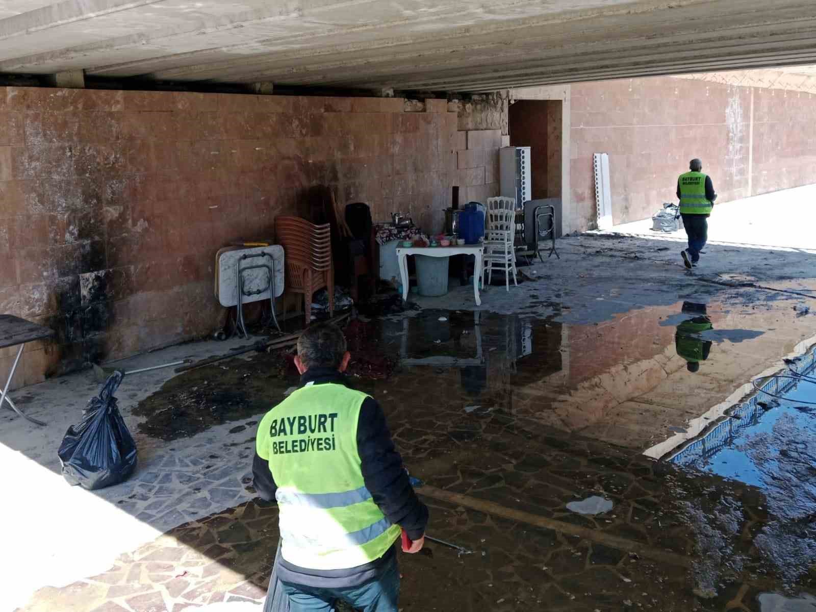 Çöplerle dolu olan yürüyüş yolu sonunda temizleniyor
