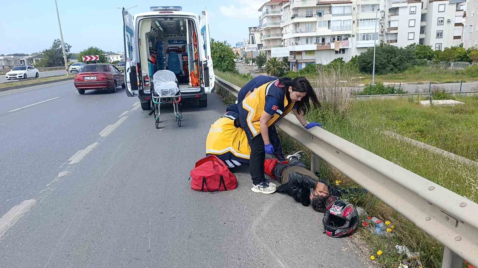 Antalya’da lastiği patlayan motosiklet devrildi: 2 yaralı