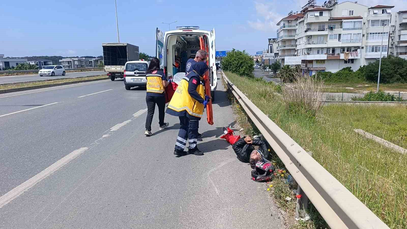 Antalya’da lastiği patlayan motosiklet devrildi: 2 yaralı
