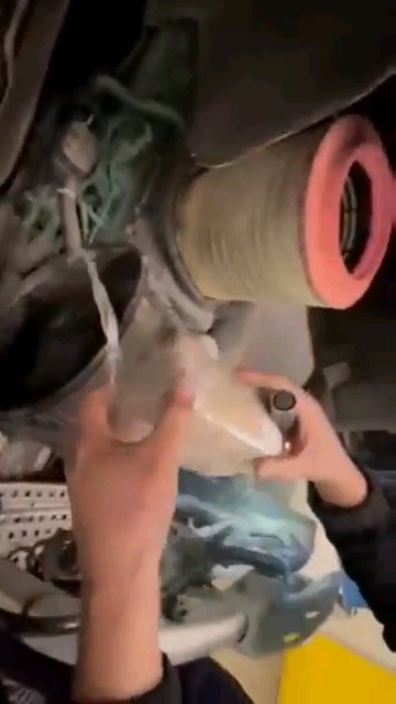 Tırın hava filtresi i&ccedil;ine gizlenen 102 bin Euro ile yakalandı
