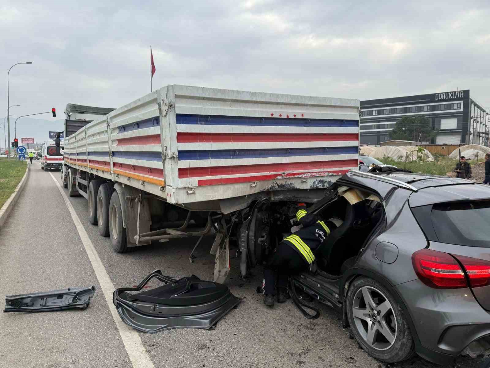 Otomobil tırın altına girdi