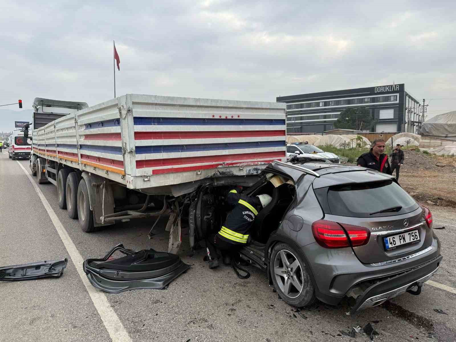 Otomobil tırın altına girdi