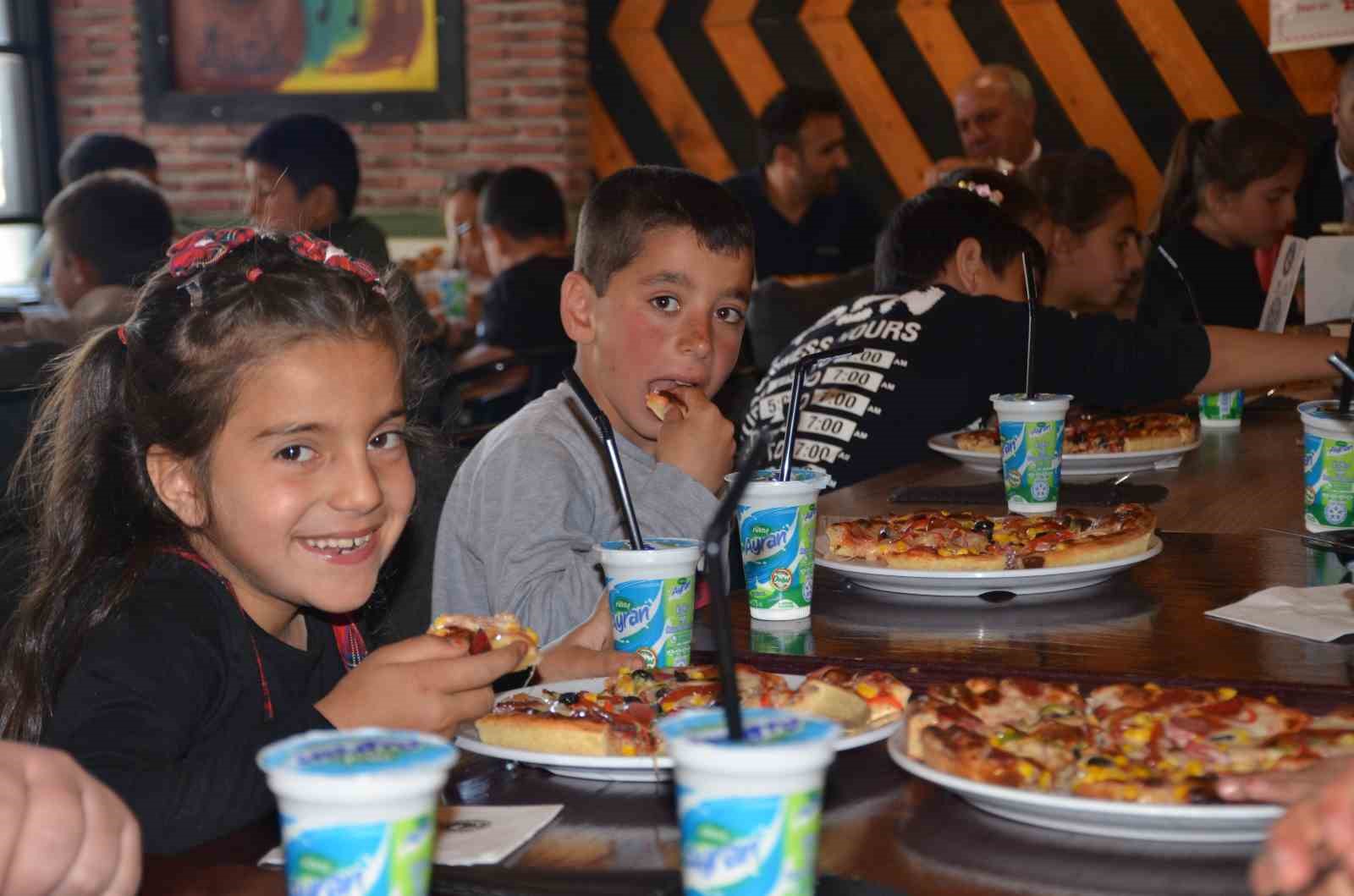 Bulanık’ta köy çocuklarına pizza ikramı