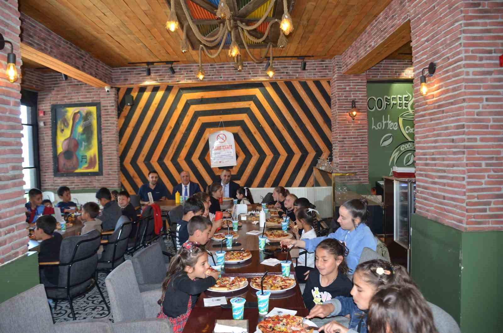 Bulanık’ta köy çocuklarına pizza ikramı