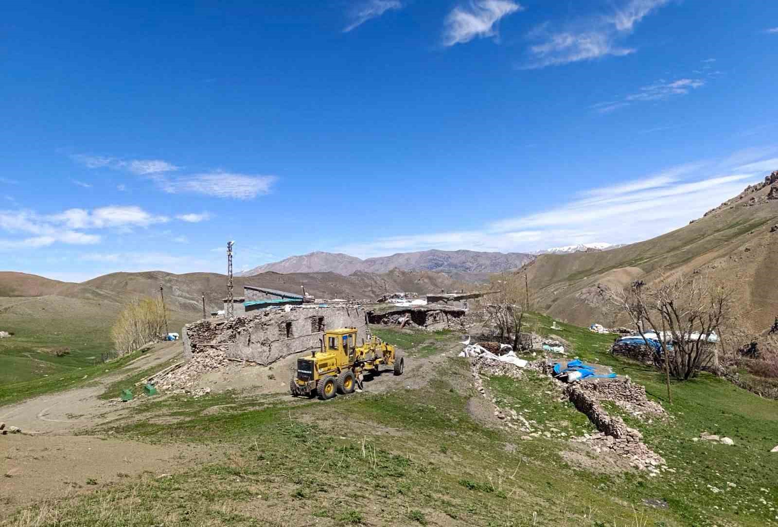 Van Büyükşehir Belediyesinin yol ve altyapı çalışmaları sürüyor