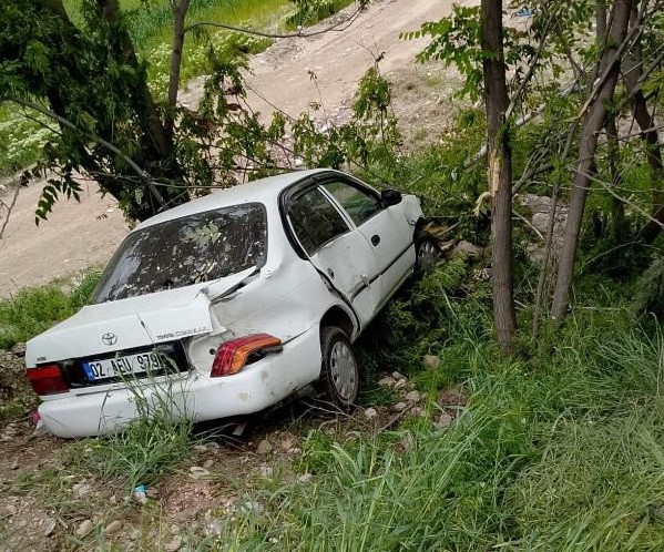 Otomobil şarampole yuvarlandı