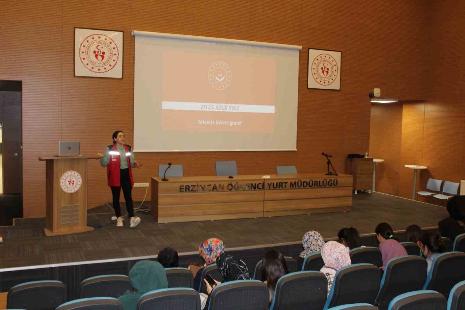 Üniversitelilere "Aile Yılı Semineri" düzenlendi