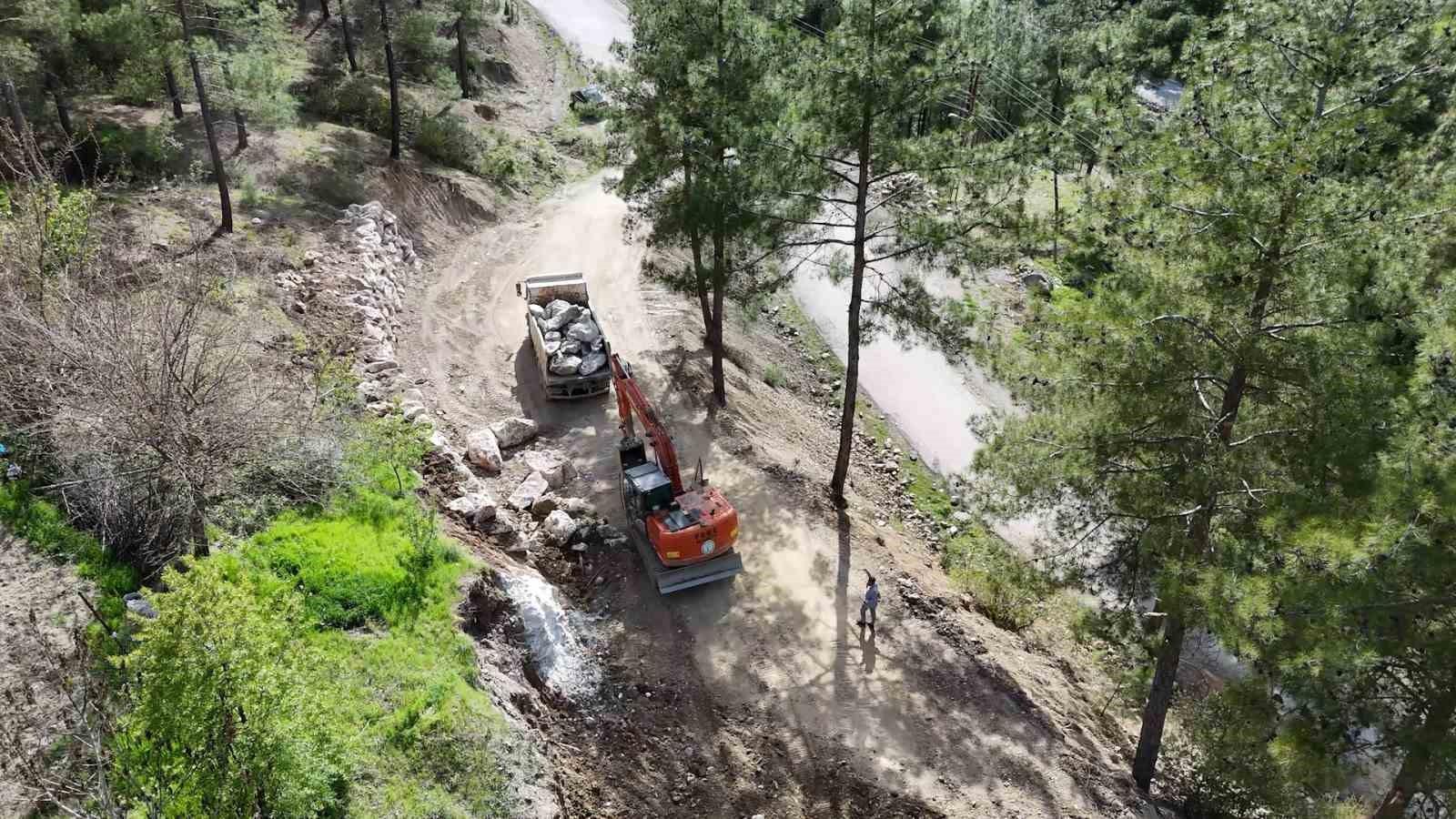 Feke’de mezarlık alanında yol çalışması