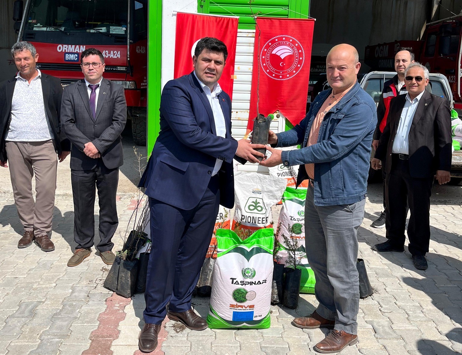 Emet’te çiftçilere yüzde 75 hibeli fasulye ve ayçiçeği tohumu ile meyve fidanı dağıtıldı