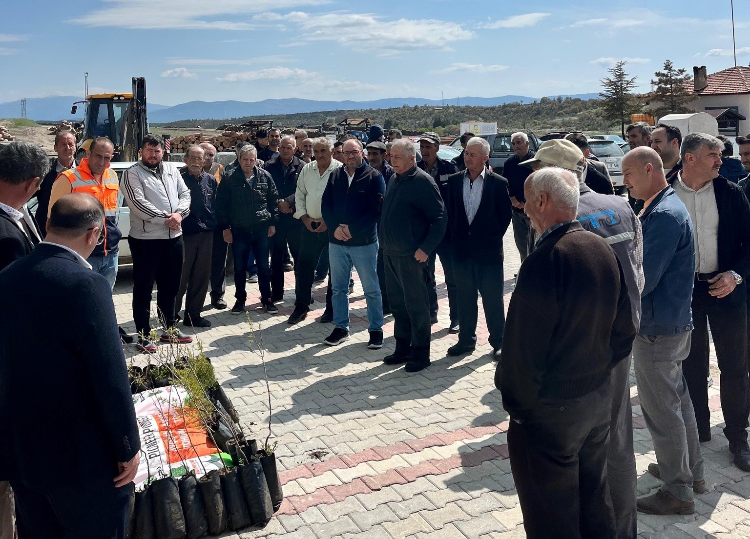 Emet&rsquo;te &ccedil;ift&ccedil;ilere y&uuml;zde 75 hibeli fasulye ve ay&ccedil;i&ccedil;eği tohumu ile meyve fidanı dağıtıldı
