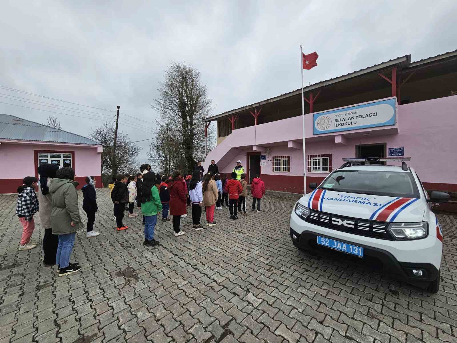 Jandarma ekiplerinden öğrencilerin güvenliği için denetim