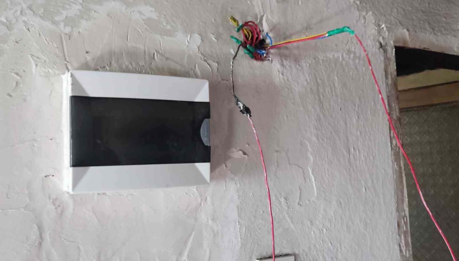 Ordu’da meslek lisesi öğrencileri, ihtiyaç sahibi ailelerin elektrik tesisatlarını yeniledi