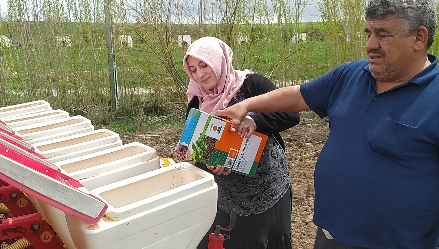 Traktörün direksiyonuna geçen kadın çiftçi, erkeklere taş çıkartıyor