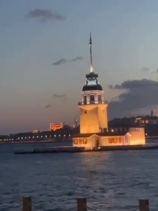 Elazığsporlu taraftarlar Kız Kulesine karşı "Kar mı Yağmış Şu Harput&rsquo;un Başına" t&uuml;rk&uuml;s&uuml;n&uuml; s&ouml;yledi
