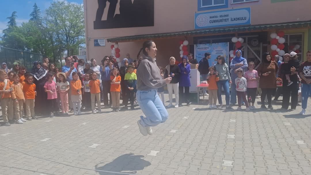 Öğrenciler seyretti veliler yarıştı