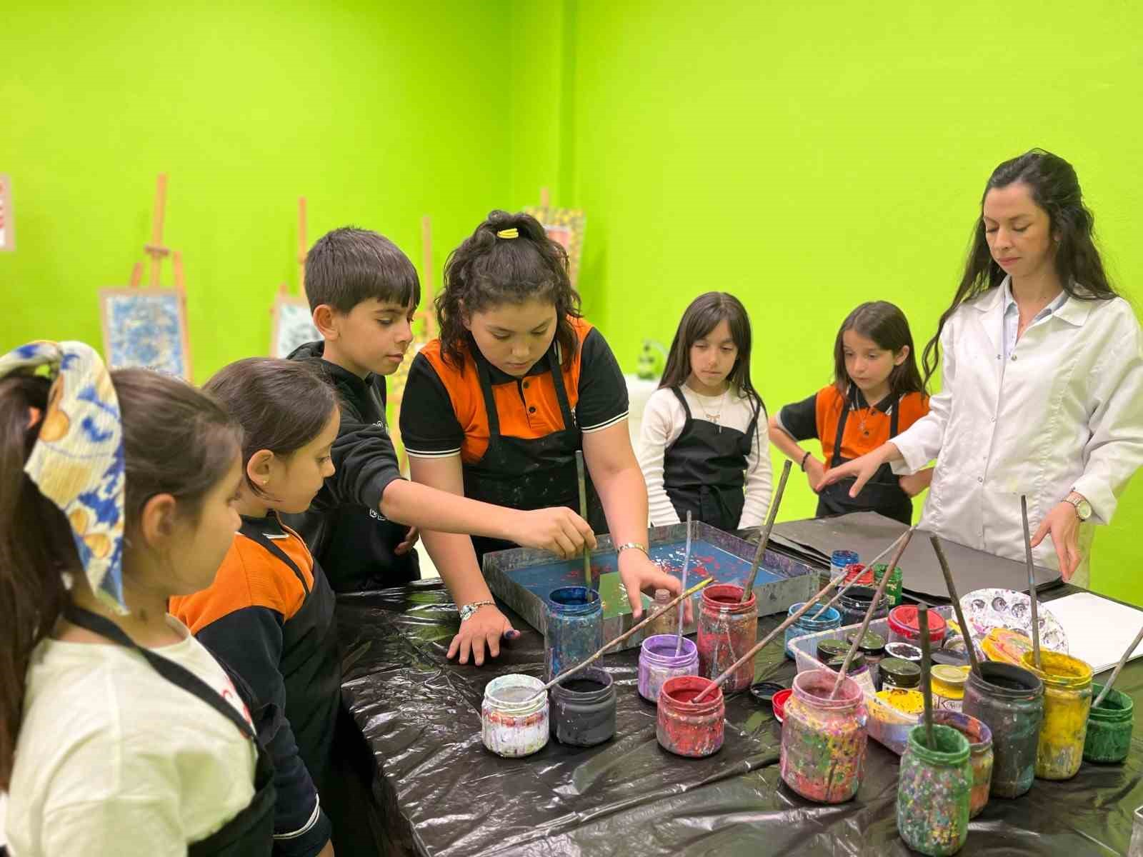 "Ebru Sanatı" gençlerle can buluyor