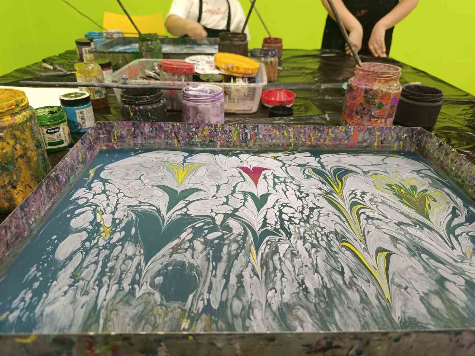 "Ebru Sanatı" gençlerle can buluyor