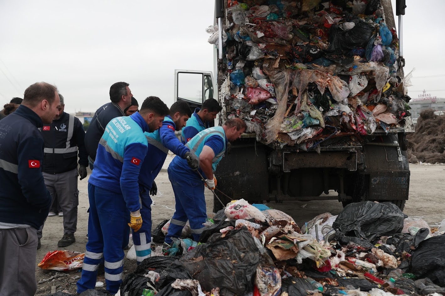 İçinde telefon ve para olan çantasını yanlışlıkla çöpe attı