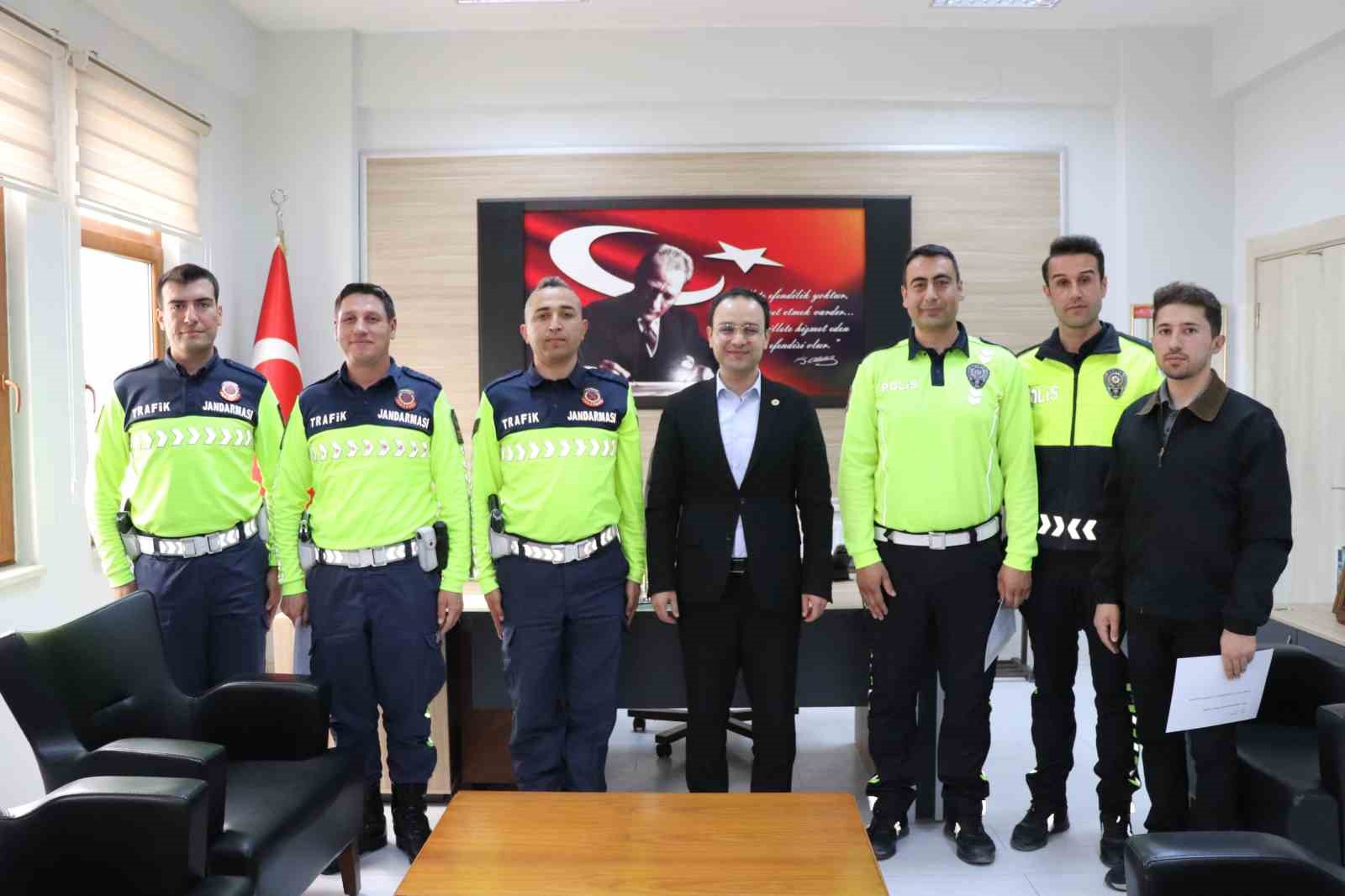 Selendi&rsquo;de polis ve jandarma personeline başarı belgesi verildi
