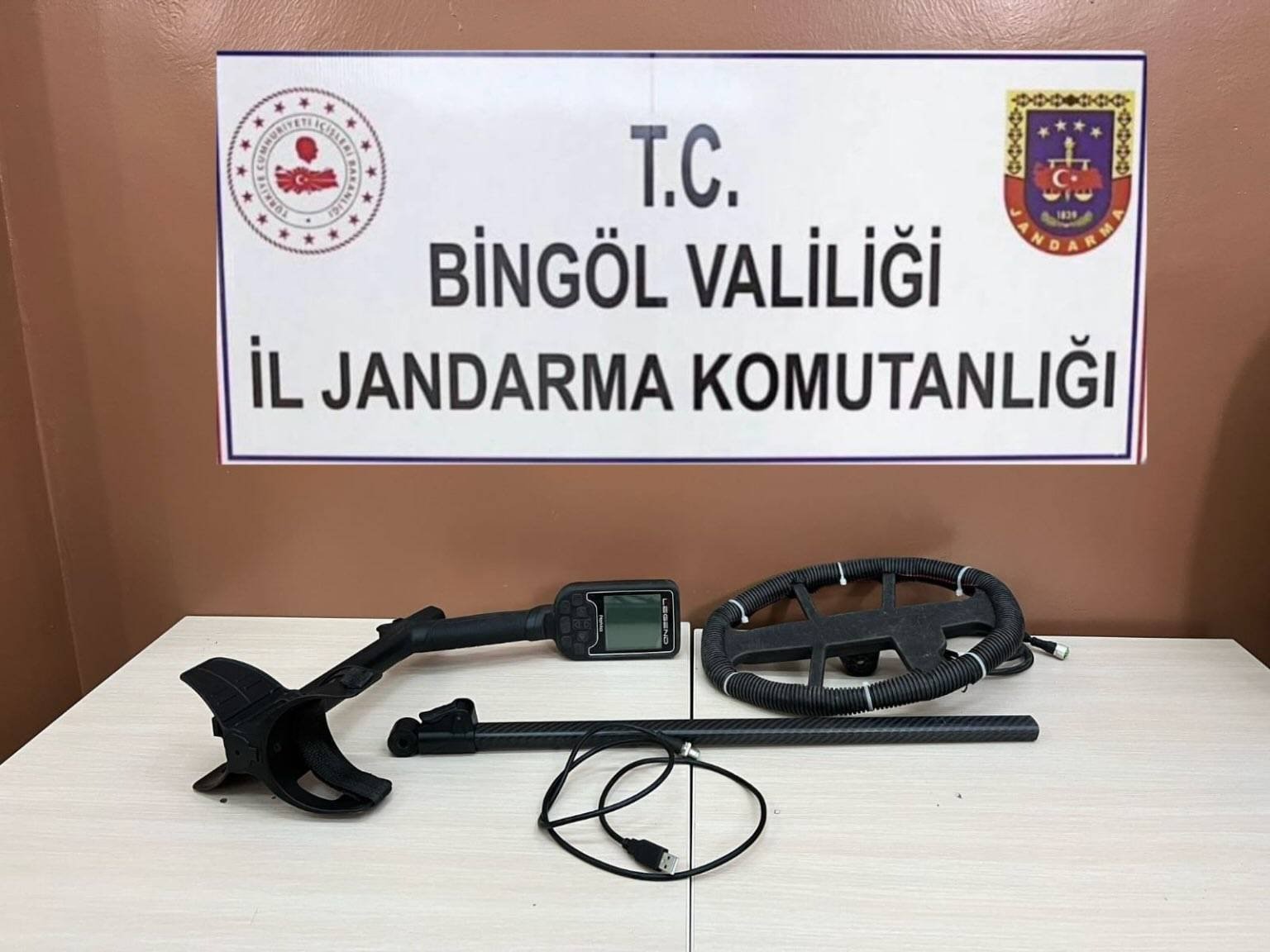 Dedektör ile define ararken yakalandı