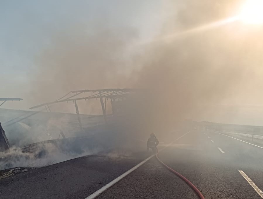 Şırnak’ta seyir halindeki tır alevlere teslim oldu