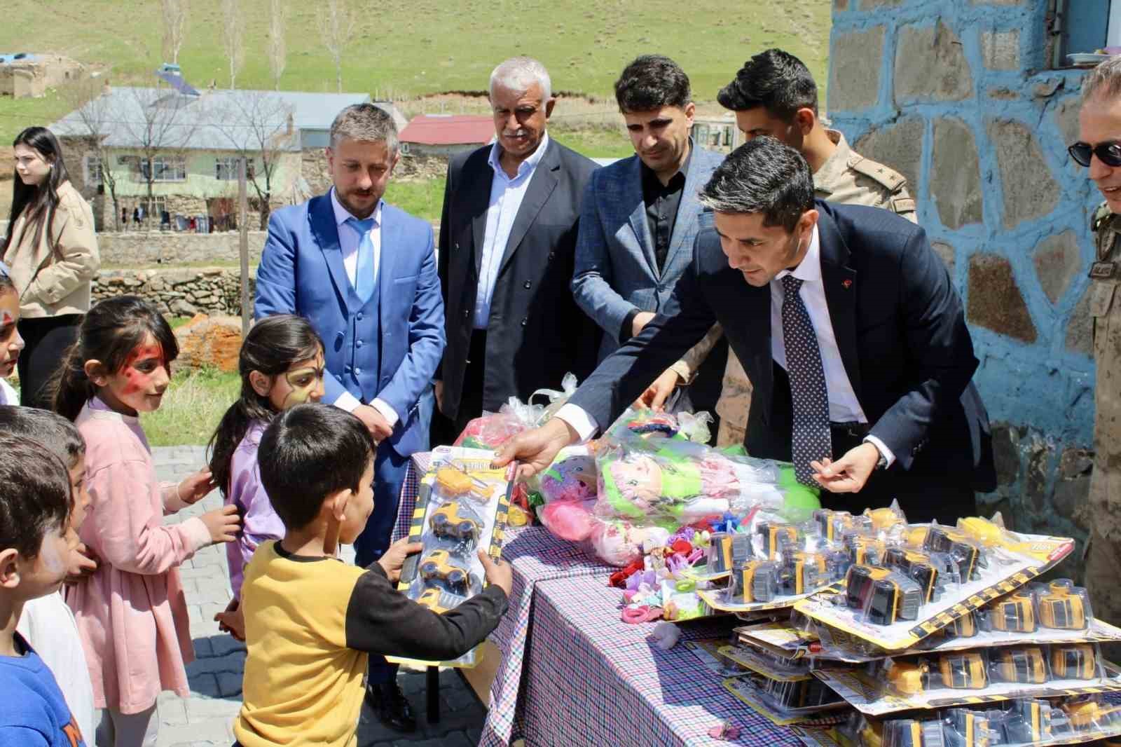 K&ouml;y okulu &ccedil;ocuklarının hayalini ger&ccedil;ekleştiren &ouml;ğretmen vedasını unutulmaz kıldı
