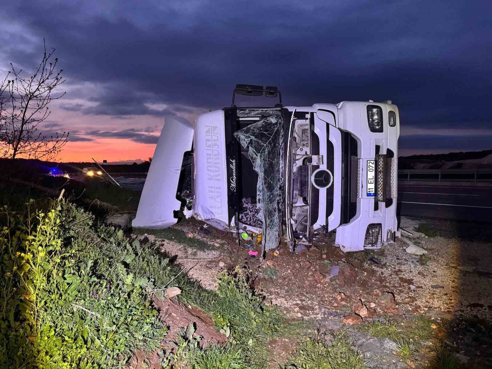 Kontrolden çıkan tır devrildi, sürücüsü yaralandı