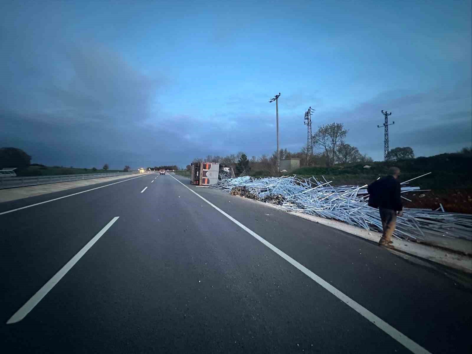 Kontrolden çıkan tır devrildi, sürücüsü yaralandı