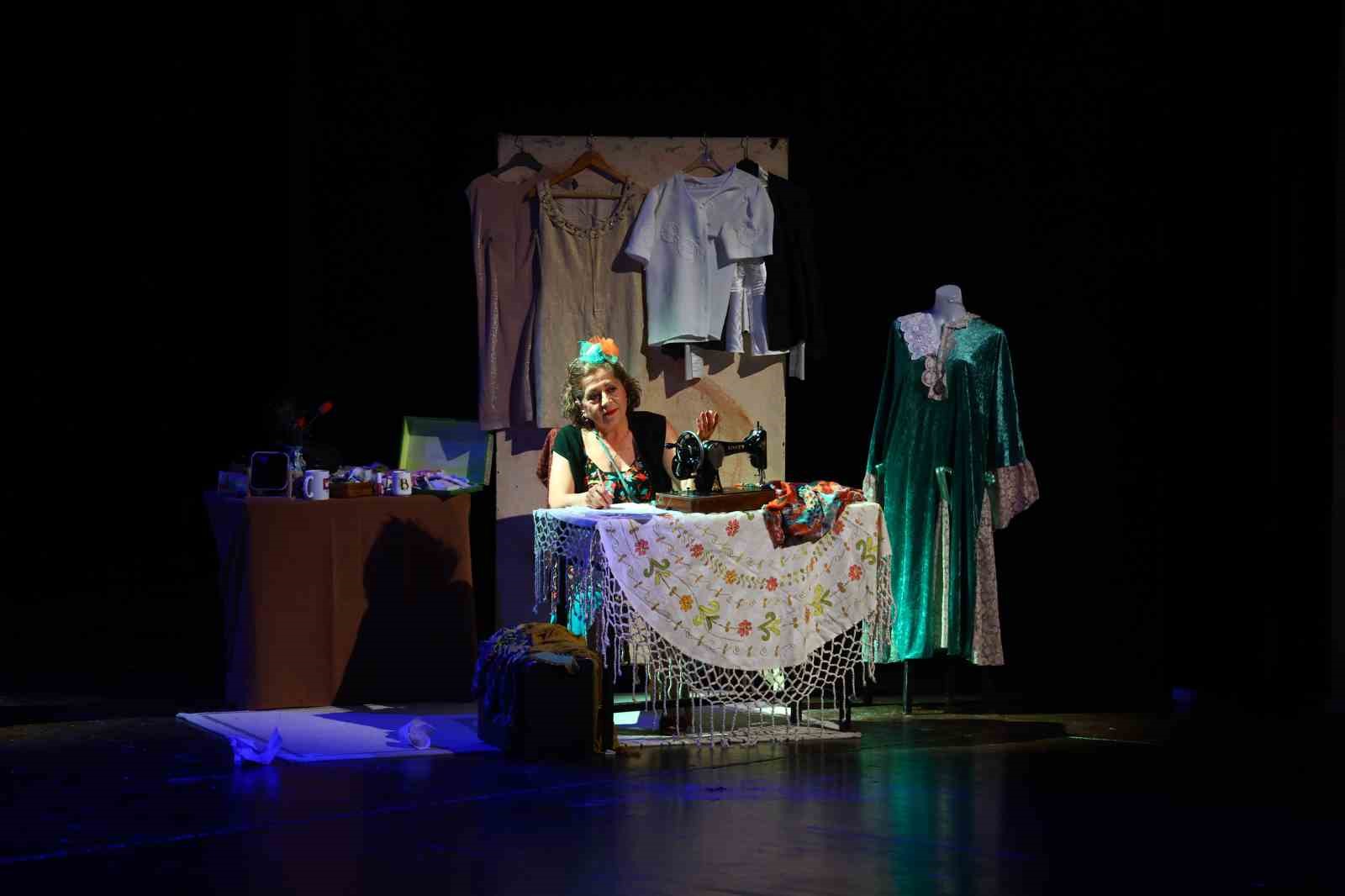 Aktif Yaşlı Merkezi tiyatrocuları "Ahlar Ağacı" ile izleyiciden tam not aldı