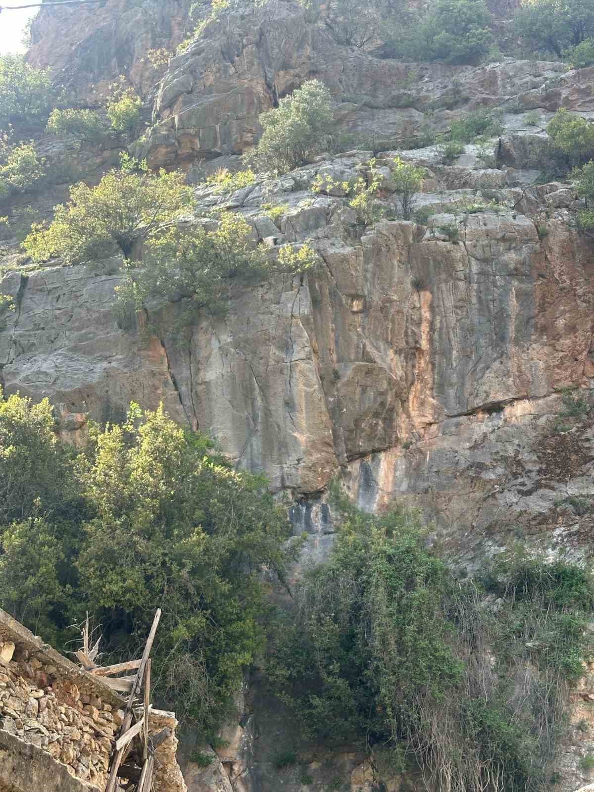 Kayalıklarda mahsur kalan 4 keçi 4 saatte kurtarıldı