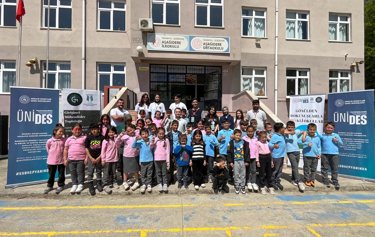 İlkokulların duvarlarını renklendirip &ouml;ğrencilerle oyunlar oynadılar
