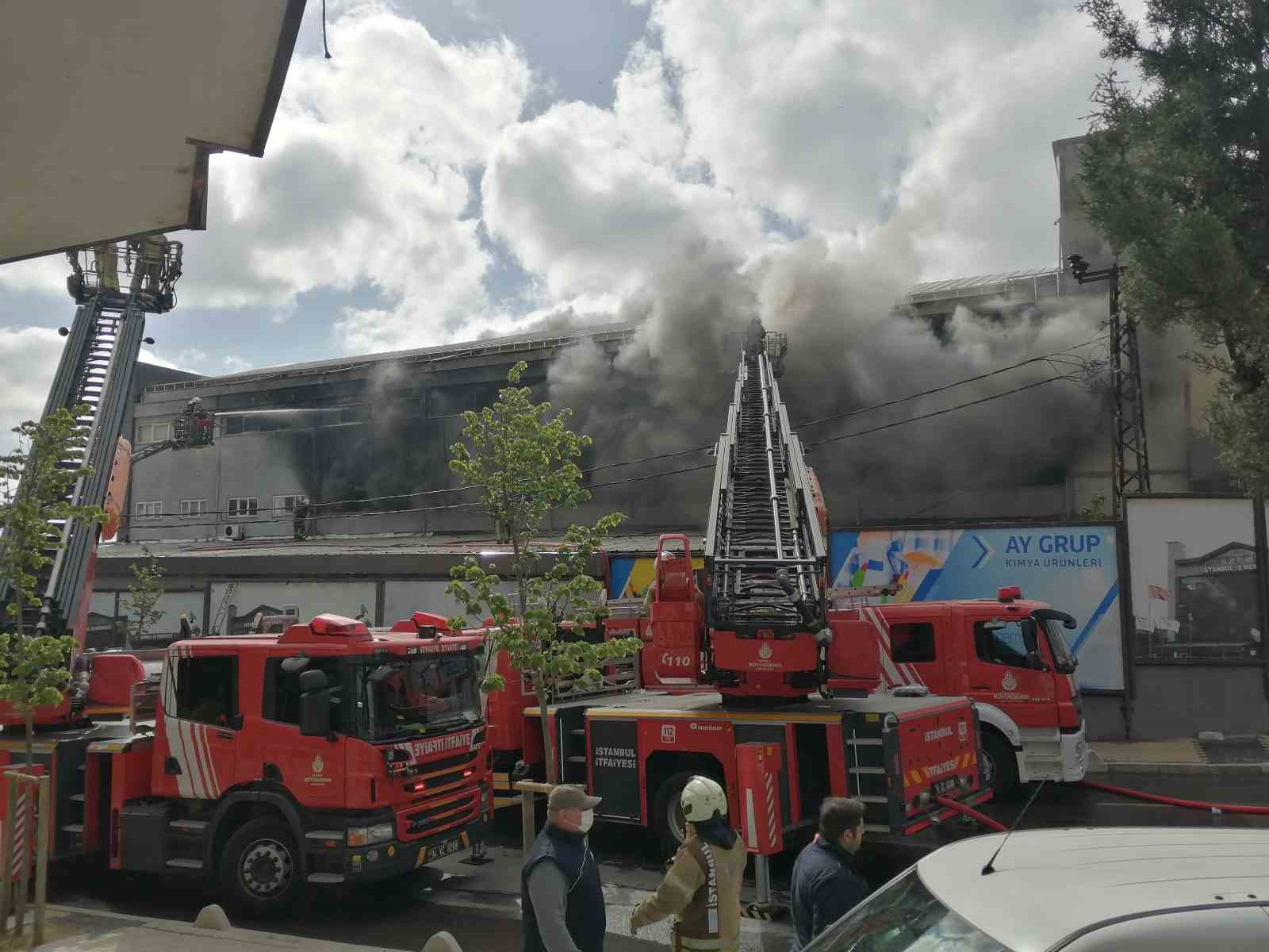 Sancaktepe’de iş merkezinde çıkan yangın kontrol altına alındı