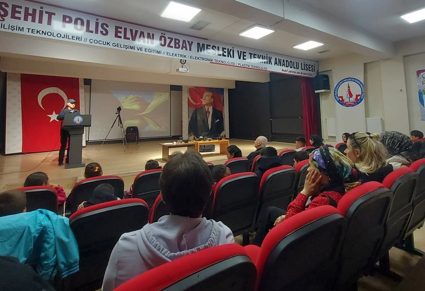 Altıntaş’ta ilk ve ortaokul öğrencilerine temel fotoğrafçılık eğitimi