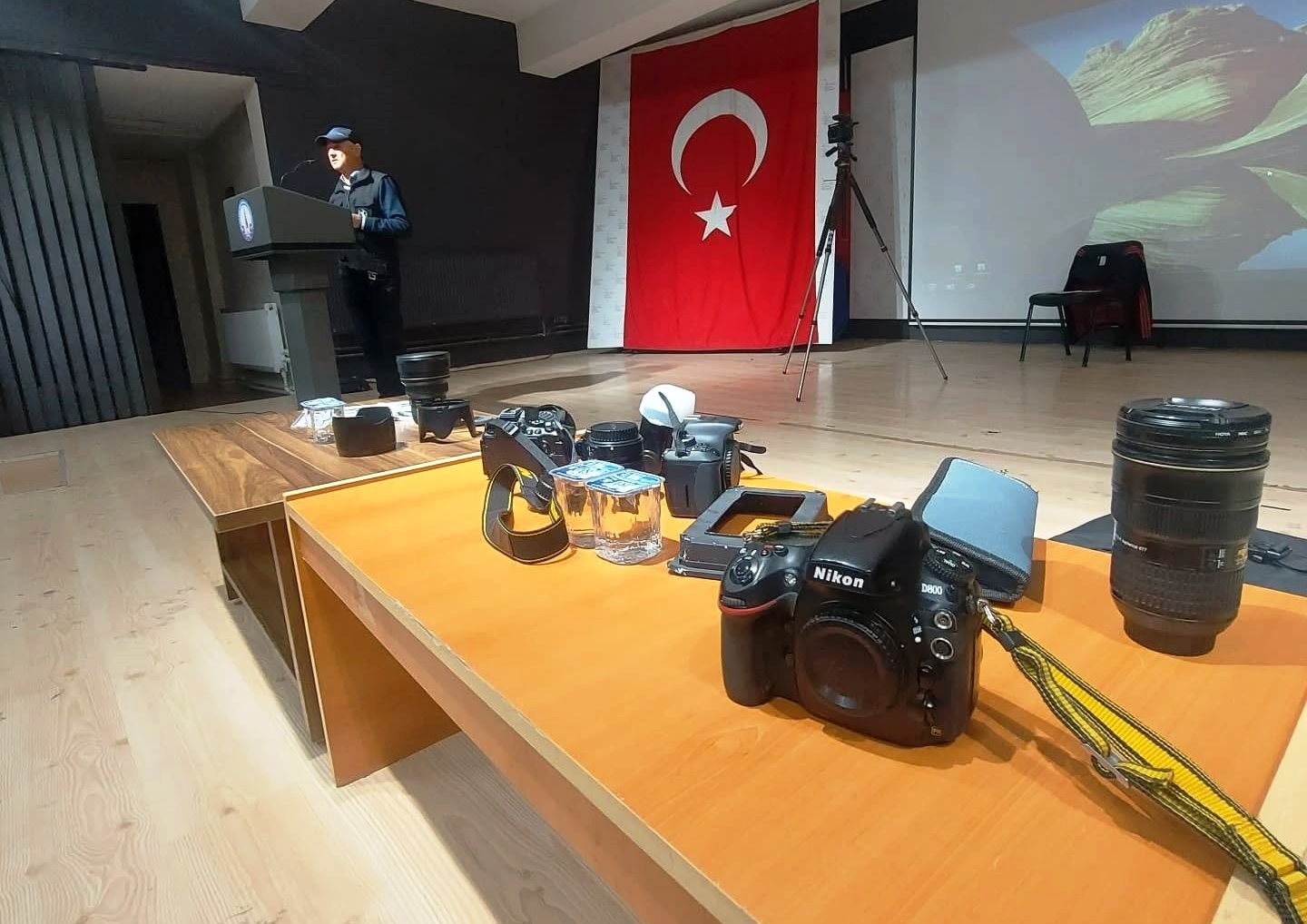 Altıntaş’ta ilk ve ortaokul öğrencilerine temel fotoğrafçılık eğitimi