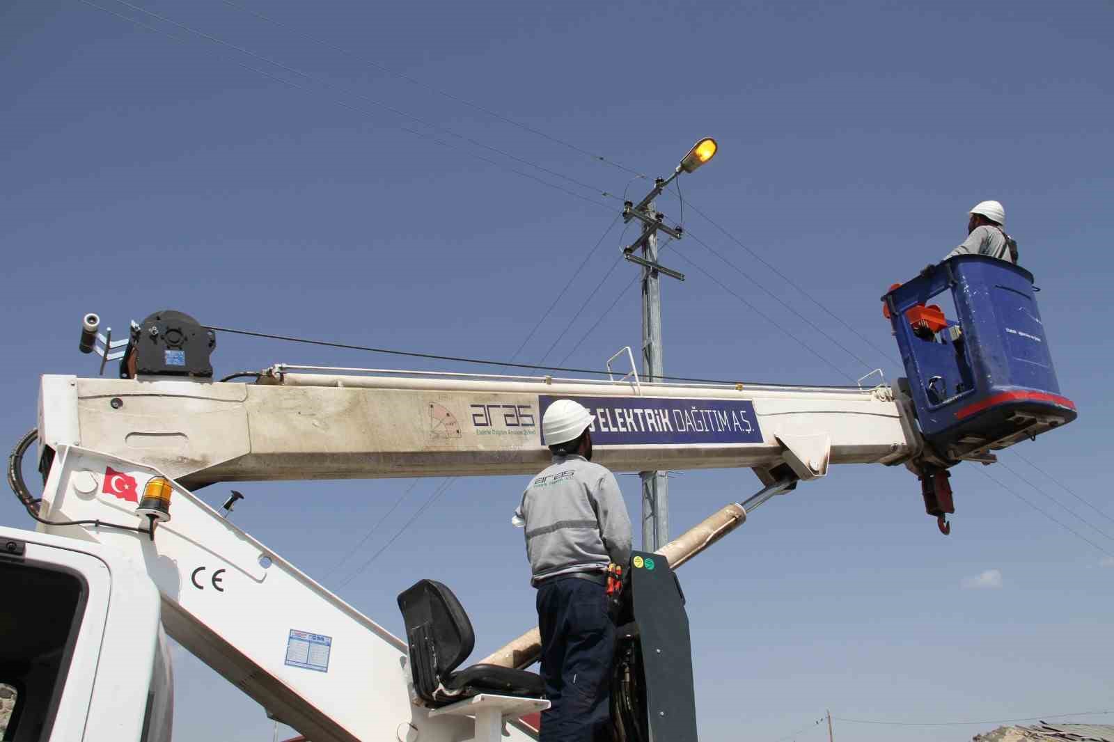 Aras Elektrik hizmet bölgesini aydınlatmaya devam ediyor
