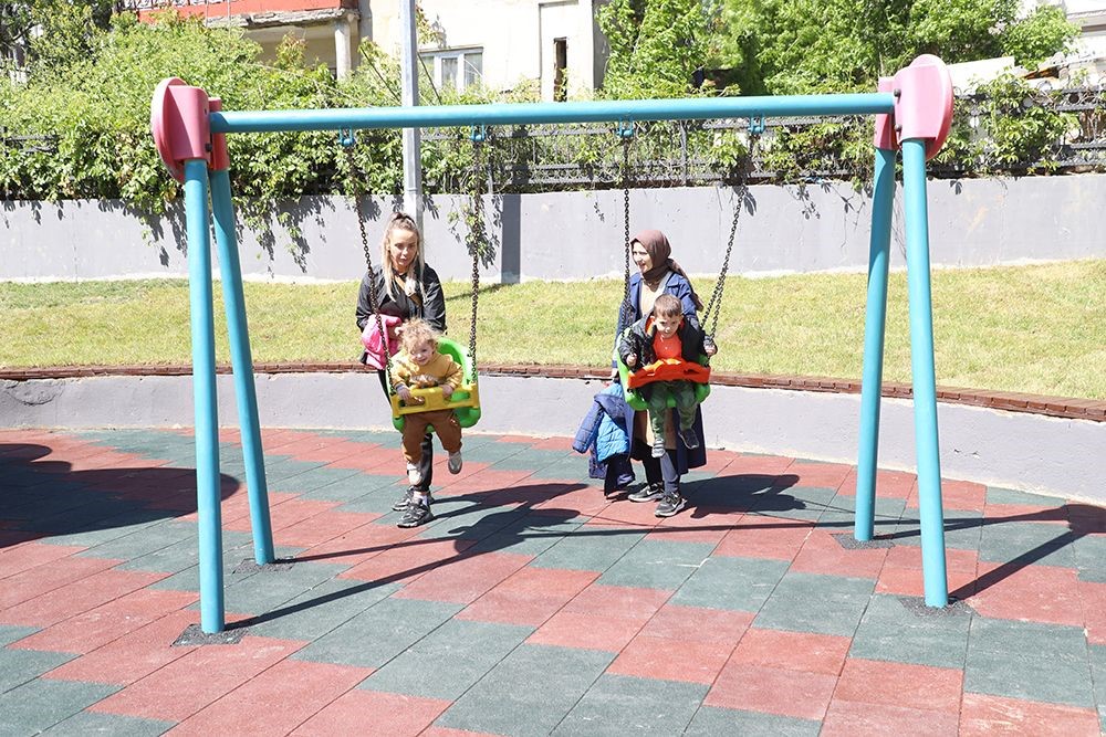 Gaziosmanpaşa’da parklar yenileniyor, çocukların yüzü gülüyor
